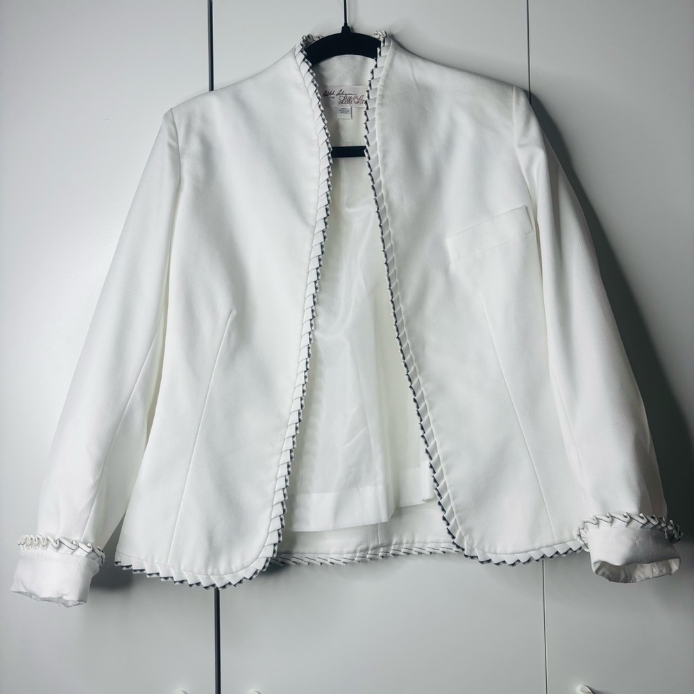 Chic White Women's Blazer with Contrast Trim